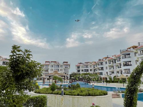 Bazén v ubytování Sharm Hills Aqua park Resort شرم هيلز اكوا بارك ريزورت nebo v jeho okolí
