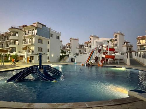 Bazén v ubytování Sharm Hills Aqua park Resort شرم هيلز اكوا بارك ريزورت nebo v jeho okolí
