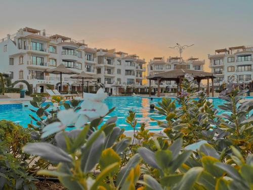Bazén v ubytování Sharm Hills Aqua park Resort شرم هيلز اكوا بارك ريزورت nebo v jeho okolí