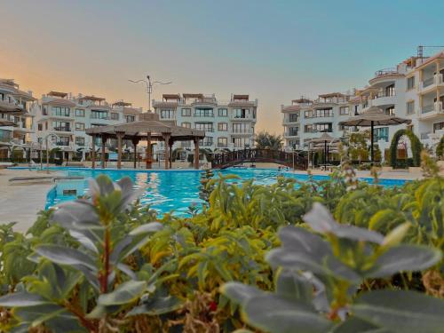 Bazén v ubytování Sharm Hills Aqua park Resort شرم هيلز اكوا بارك ريزورت nebo v jeho okolí