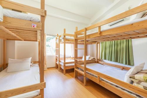 和歌山市にある和歌浦Poseidon家族団体専用個室のホステル内の二段ベッド3組が備わる客室です。
