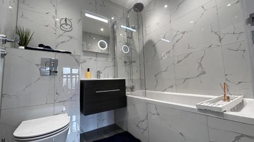 y baño con aseo, lavabo y bañera. en Newbuild, 3 Bedroom house with free parking en Aldershot