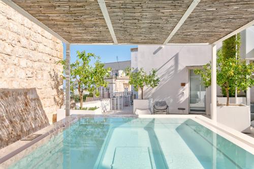 - une piscine dans l'arrière-cour d'une maison dans l'établissement Arya Nobile Dimora By Raro Villas, à Carovigno