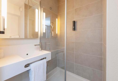 Koupelna v ubytování B&B HOTEL Saint-Geours-de-Maremne Hossegor