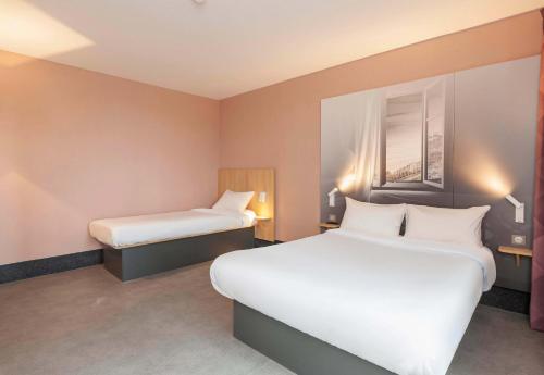 Postel nebo postele na pokoji v ubytování B&B HOTEL Saint-Geours-de-Maremne Hossegor