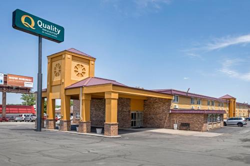 a building with a street sign in a parking lot at Quality Inn & Suites Lincoln South in Lincoln