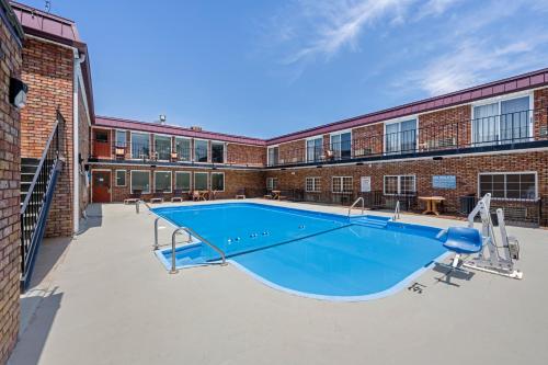 a large swimming pool in front of a brick building at Quality Inn & Suites in Lincoln