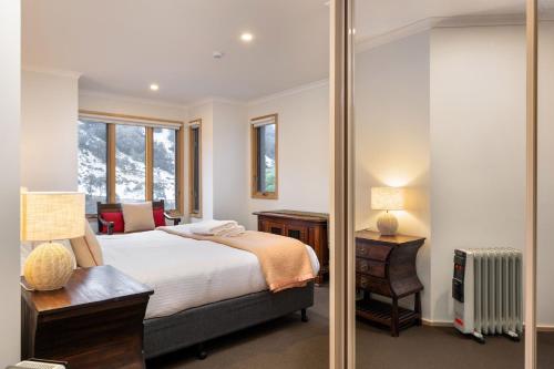 En eller flere senge i et værelse på Lhotsky 2 Bedroom with corner spa bath and central village location