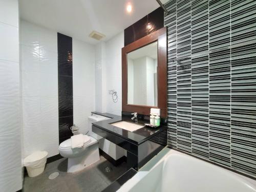 Ένα μπάνιο στο 77 Patong Hotel & Spa