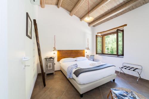 ein Schlafzimmer mit einem Bett in einem Zimmer mit einem Fenster in der Unterkunft Calabrialcubo Agriturismo in Nocera Terinese