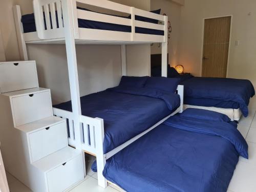 Katil dua tingkat atau katil-katil dua tingkat dalam bilik di Pico de Loro by Billyn