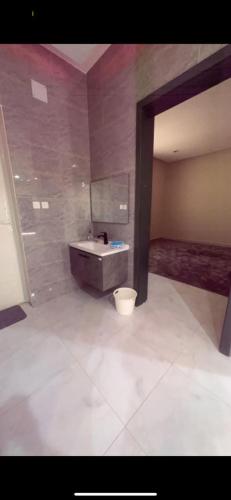 łazienka z umywalką i toaletą w obiekcie شاليه الجوري w mieście Ilbaras