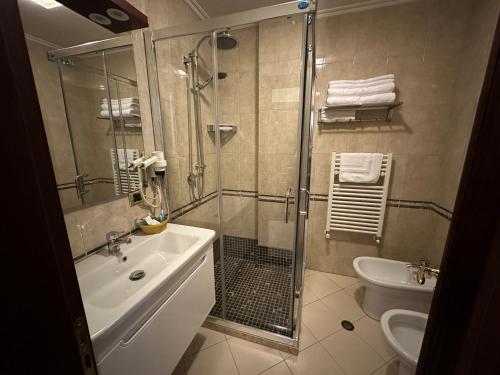 Koupelna v ubytování Dinasty Hotel