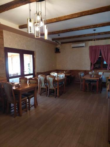 a restaurant with wooden tables and chairs in a room at Restoran BMB in Odžak