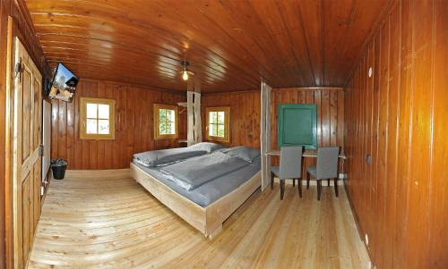 - une chambre avec un lit et une table dans l'établissement Ferienhof Holzmeister, à Sankt Jakob in Haus