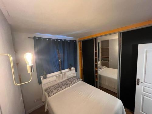 Voodi või voodid majutusasutuse Appartement « Le Jardin du Luxembourg » toas