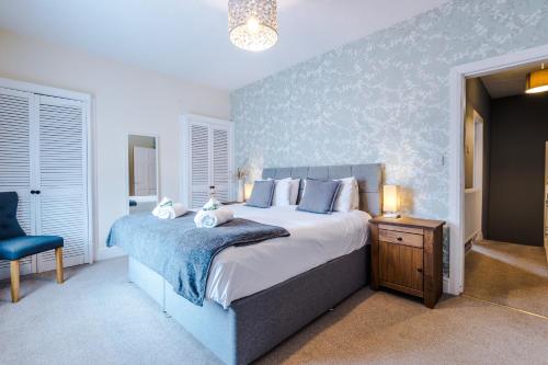 1 dormitorio con cama y pared azul en Stunning 2-Bed Home in Chester by 53 Degrees Property - Amazing location - Ideal for Couples & Groups - Sleeps 6 en Chester