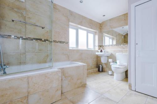 y baño con bañera, lavabo y aseo. en Stunning 2-Bed Home in Chester by 53 Degrees Property - Amazing location - Ideal for Couples & Groups - Sleeps 6 en Chester