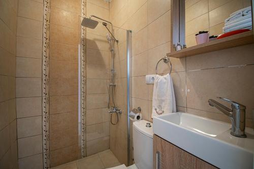 シアジクにあるSığacık Nossa Casa Pansiyonのバスルーム(シャワー、トイレ、シンク付)