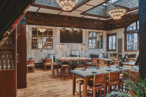 Restaurace v ubytování The Black Lion Pub & Boutique Guesthouse