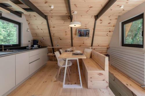 a kitchen and dining room of a tiny house at Chalet Tir Longë in Cesana Torinese