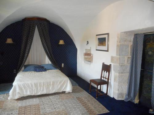 Postel nebo postele na pokoji v ubytování Logis de La Meschaussée, dans donjon du XIe siècle