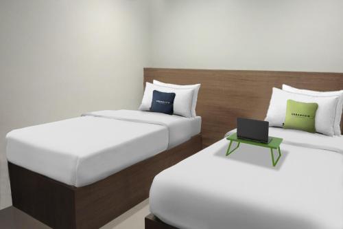 Tempat tidur dalam kamar di Urbanview Hotel Gapura Parapat by RedDoorz