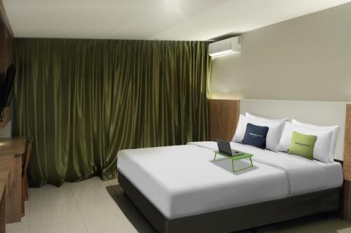 Tempat tidur dalam kamar di Urbanview Hotel Gapura Parapat by RedDoorz