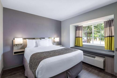 Säng eller sängar i ett rum på Microtel Inn by Wyndham Spartanburg Duncan