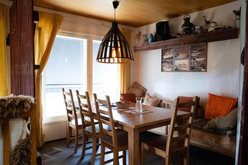 a dining room with a wooden table and chairs at Bed & Breakfast Restaurang Sybarit in Houtskari