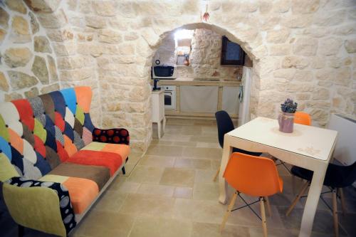 uma sala de estar com um sofá, uma mesa e cadeiras em Casa Vacanze - Al Ma Chlo' em Fasano