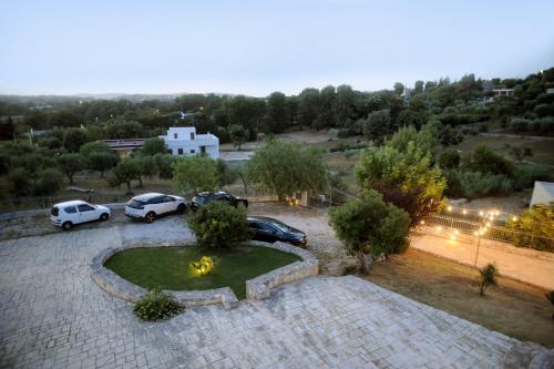 uma vista aérea de um parque de estacionamento com carros estacionados em Casa Vacanze - Al Ma Chlo' em Fasano