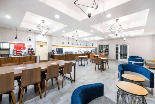 un restaurant avec des tables, des chaises et un comptoir dans l'établissement La Quinta by Wyndham St. George, à Saint George