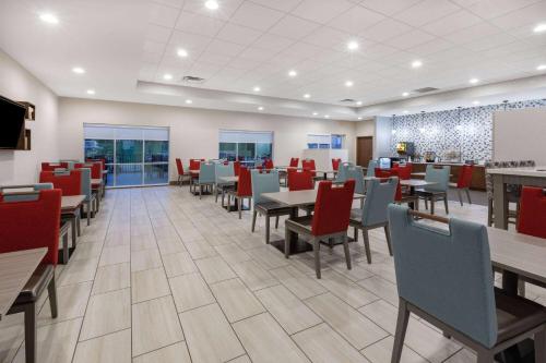 een eetkamer met tafels en stoelen in een restaurant bij La Quinta Inn & Suites by Wyndham Jackson-Cape Girardeau in Jackson