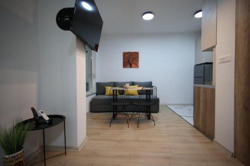 - un salon avec un canapé et une table dans l'établissement Enjoy Apartments Prilep, à Prilep
