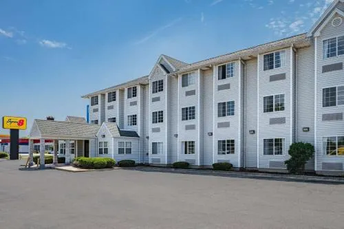 Super 8 by Wyndham Joliet in Joliet