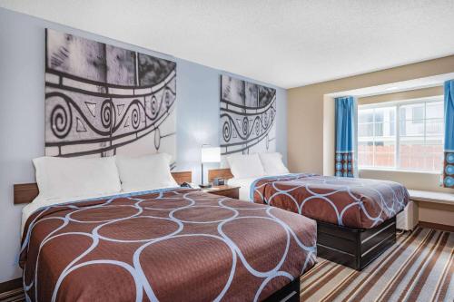 Säng eller sängar i ett rum på Super 8 by Wyndham Joliet