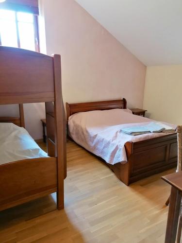 1 Schlafzimmer mit 2 Etagenbetten und Holzboden in der Unterkunft Maison de 3 chambres avec jardin amenage et wifi a Taintrux in Taintrux