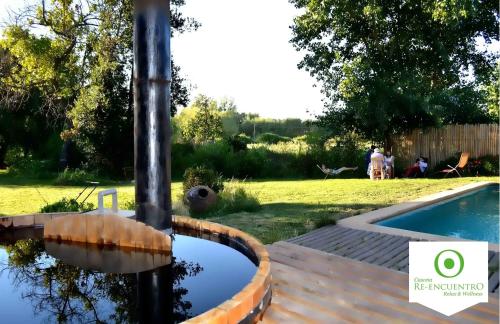 - une piscine dans une cour avec des personnes à l'arrière-plan dans l'établissement Casona Re-encuentro, à Yerbas Buenas
