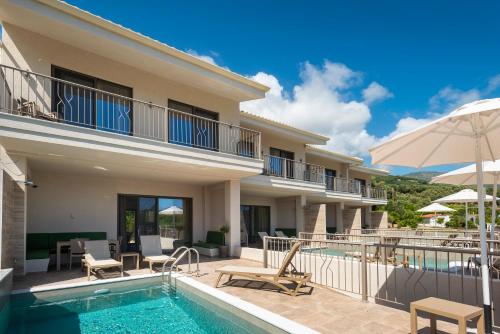 une villa avec une piscine et une maison dans l'établissement PARGA 4 SEASONS VILLAS, à Parga