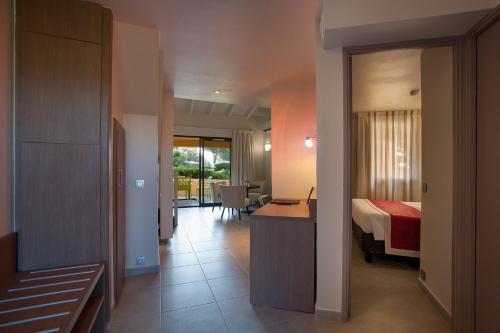 Кровать или кровати в номере Hôtel Marina Corsica