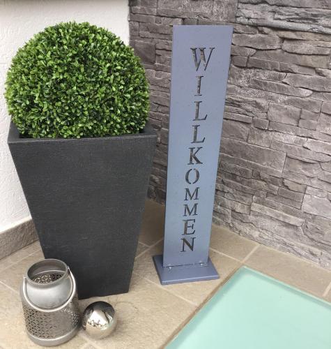 a sign that says my own momma next to a plant at Ferienwohnung Entenquack in Weisel