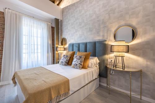 un dormitorio con una cama y un espejo en Apartamentos Albaicín Centro Suites 3000, en Granada