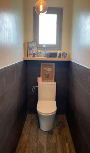 La salle de bains est pourvue de toilettes et d'une cabine de douche. dans l'établissement Ar Menez, à Kerbors