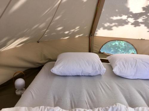 Tempat tidur dalam kamar di Camp Golstav - Romantic view over the hills.