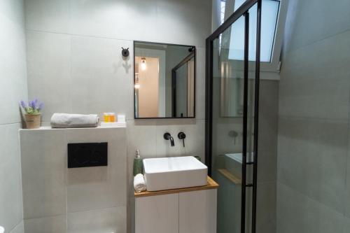 Aiolos kolonaki near Hilton super lux apartment