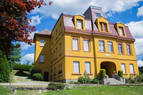勒瓦德的住宿－Studio Soleil au Hohwald，黄色的房屋,有红色的屋顶