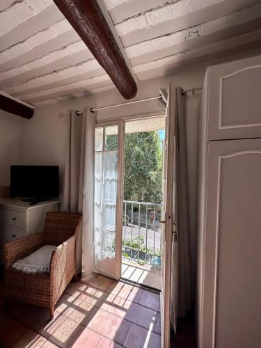 TV a/nebo společenská místnost v ubytování Moulin d'Antelon B&B