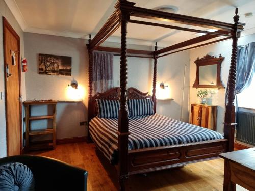 een slaapkamer met een hemelbed bij Castle Lodge - Brecon Beacons Accommodation in Sennybridge