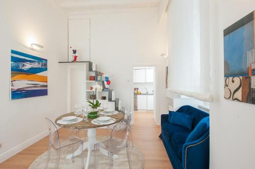 a living room with a table and a blue couch at Dimora Degli Dei in Rome